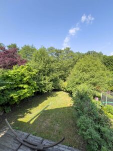 Kinderzimmer mit Ausblick in den Garten