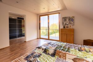 Schlafzimmer mit Blick zur Ankleide