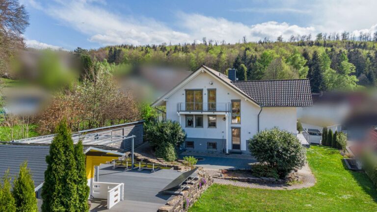 A+ Holzhaus mit viel Platz im Naturpark Hochtaunus 1 Hausansicht vom Garten