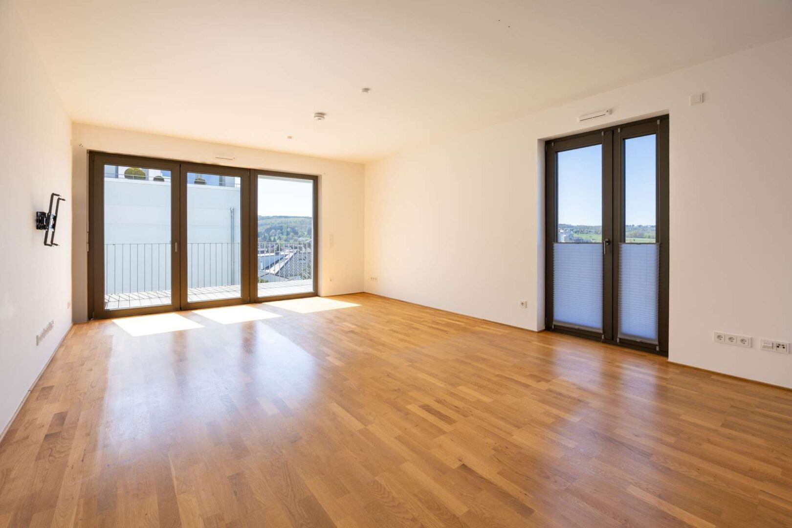 Wohnbereich mit bodentiefen Fenstern