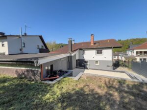 Blick vom Garten zum Haus