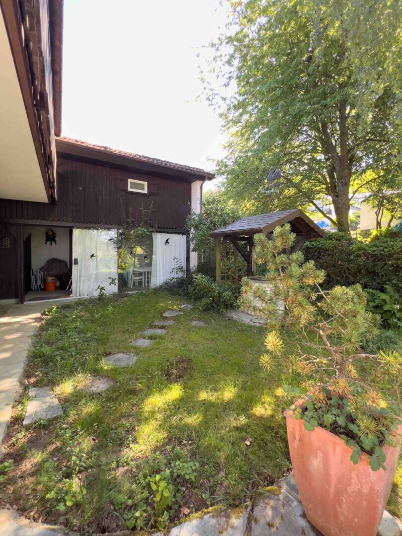 Garten mit Blick zum verglasten Freisitz