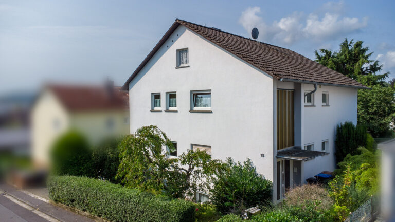 Zweifamilienhaus mit zwei 3-Zimmer-Wohnungen in ruhiger Taunuslage 2 Hausansicht Straßenseite