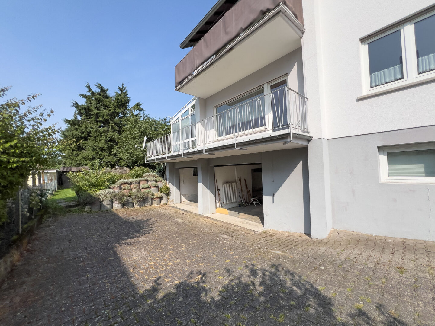 Hof mit Garagenzufahrt